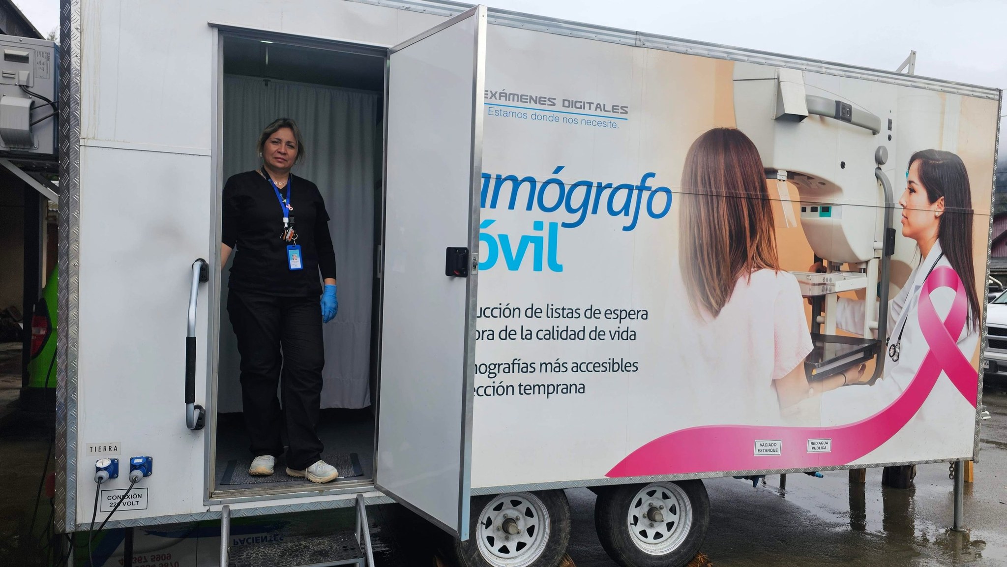 Clínica Mamográfica Móvil de Exámenes Digitales en operativo en terreno